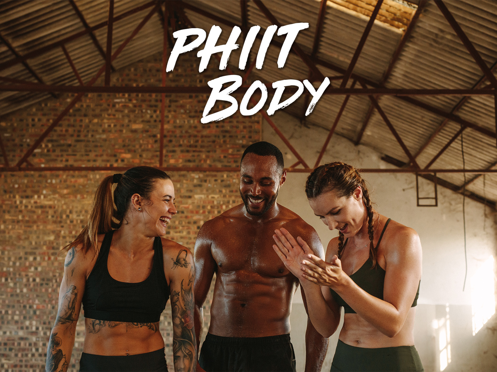 Homme et deux femmes athlétiques en tenue sportive, souriant et se félicitant après leur entraînement, illustrant le challenge Phiit Body sur Joyful Body.